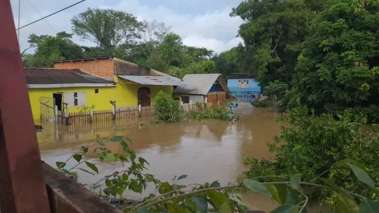 Chuvas causam estragos em ao menos 6 estados do Norte e do Nordeste; AC tem mais de 32 mil atingidos e AM tem casas arrastadas pela água