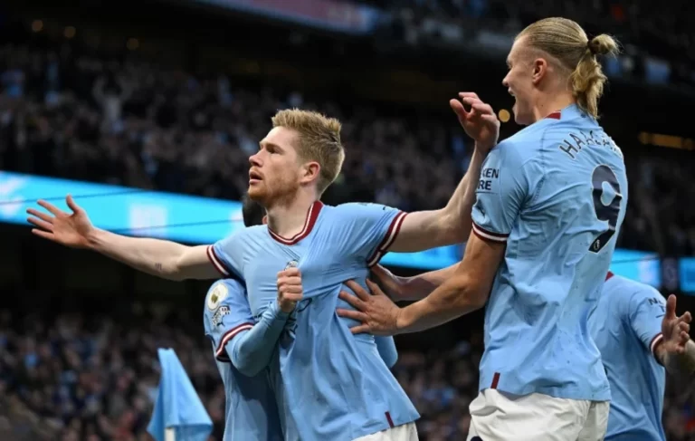 De Bruyne dá show, Manchester City vence Arsenal e se aproxima da liderança da Premier League