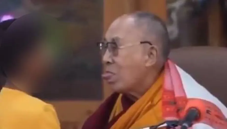 Dalai Lama pede desculpas após polêmica ao pedir para menino ‘chupar sua lingua’