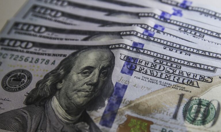 Dólar cai para R$ 5 e fecha no menor valor em dez meses