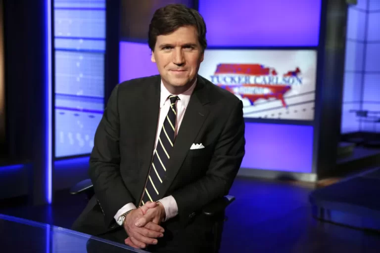 Fox News anuncia saída de Tucker Carlson após acordo sobre Fake News