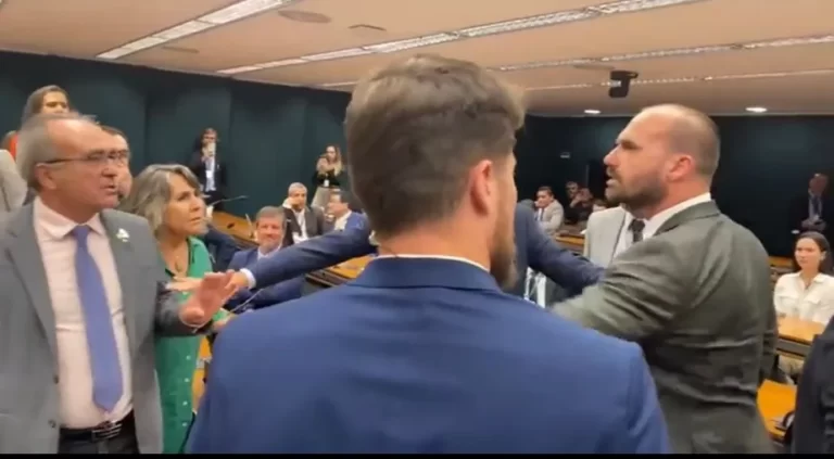 Eduardo Bolsonaro parte para cima de deputado do PT após discussão sobre facada: ‘Te enfio a mão na cara’; vídeo