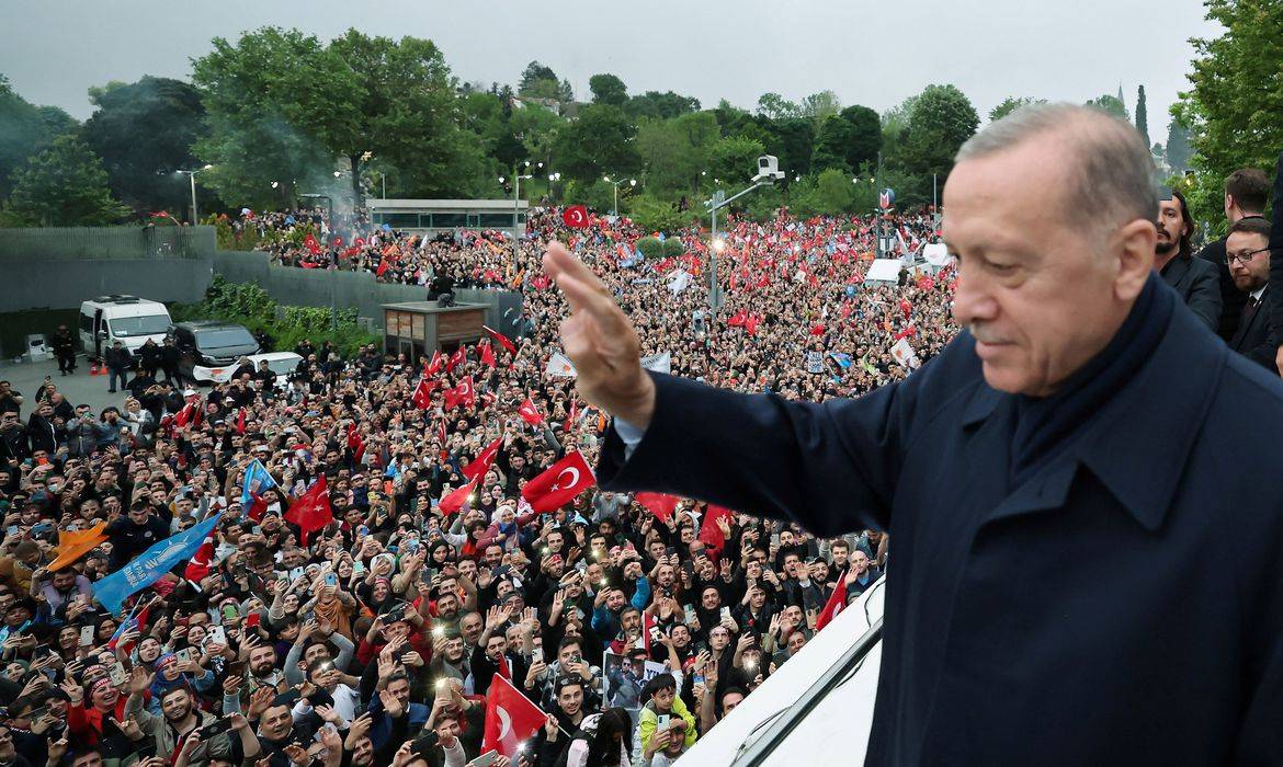 Em disputa acirrada, Erdogan é reeleito presidente na Turquia