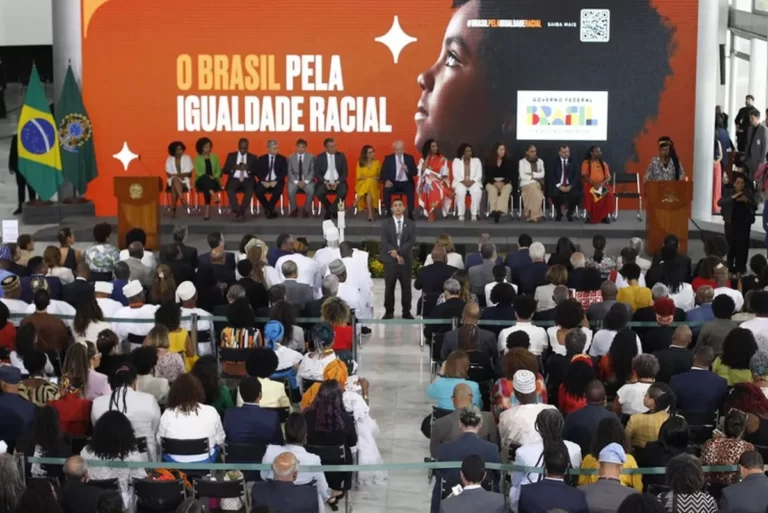 Programa quer ampliar número servidores negros em postos de liderança