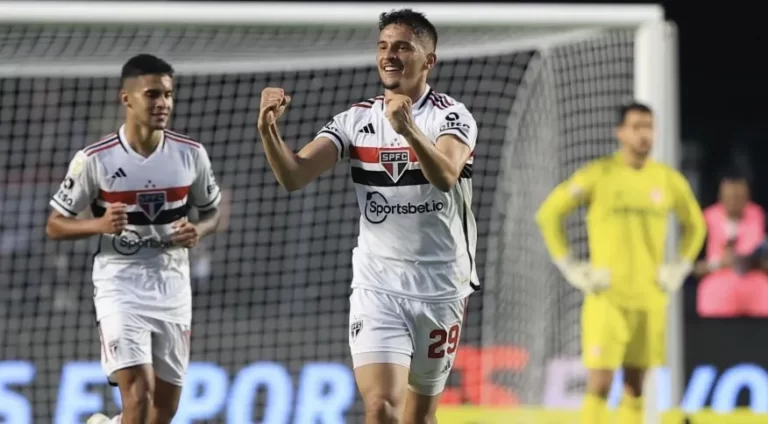 São Paulo vence Internacional e entra no G4 do Brasileirão