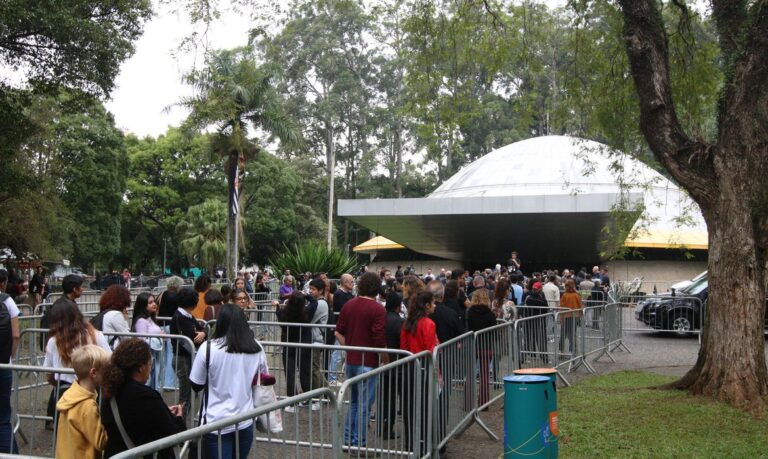 Público diz adeus a Rita Lee no planetário do Ibirapuera em São Paulo