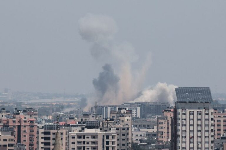 Israel atinge alvos em Gaza; sirenes de foguetes soam em Tel Aviv