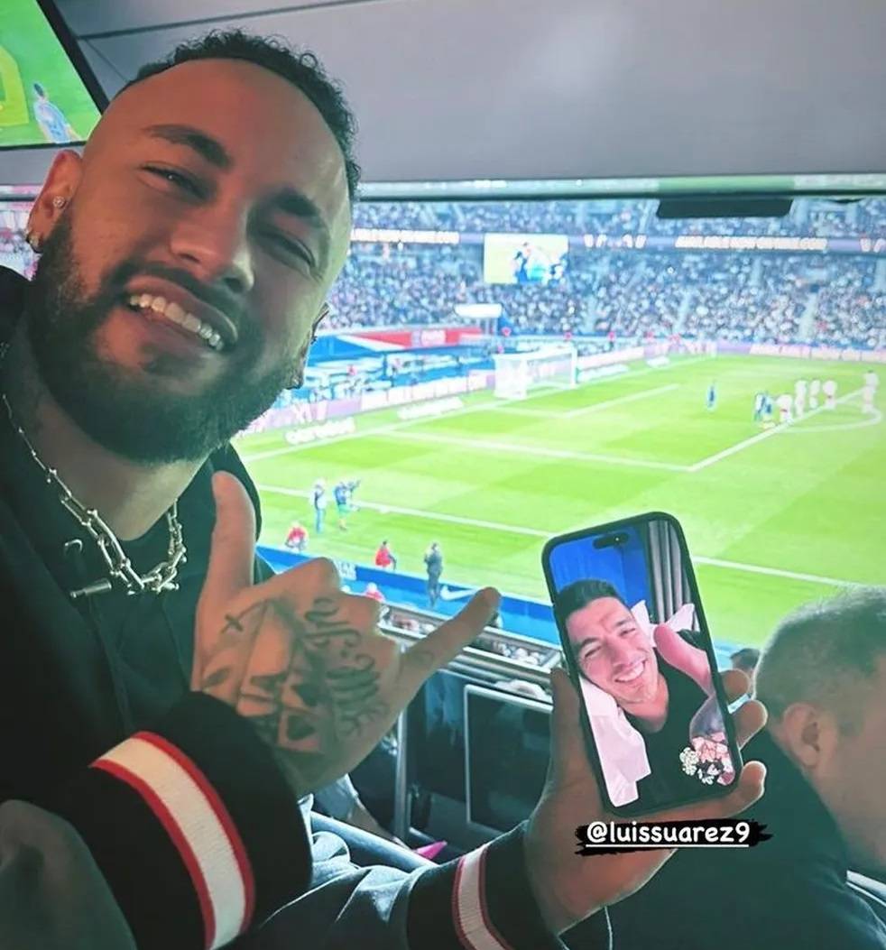 Trio MSN vive! Neymar faz chamada de vídeo com Suárez durante jogo do PSG