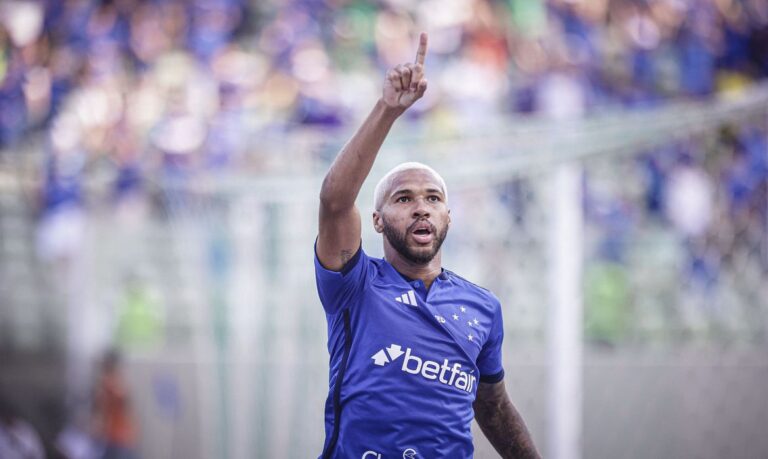 Cruzeiro derrota Santos e emenda três vitórias seguidas no Brasileirão