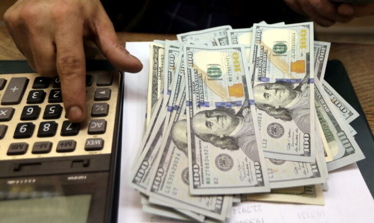 Dólar cai para R$ 4,80 após Fed e decisão de agência de risco