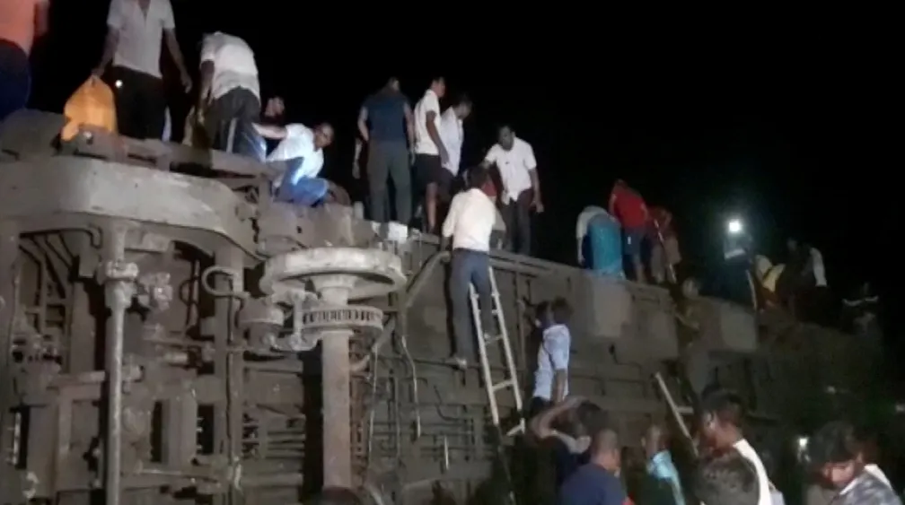 Acidente de trem na Índia deixa pelo menos 80 mortos e 850 pessoas feridas