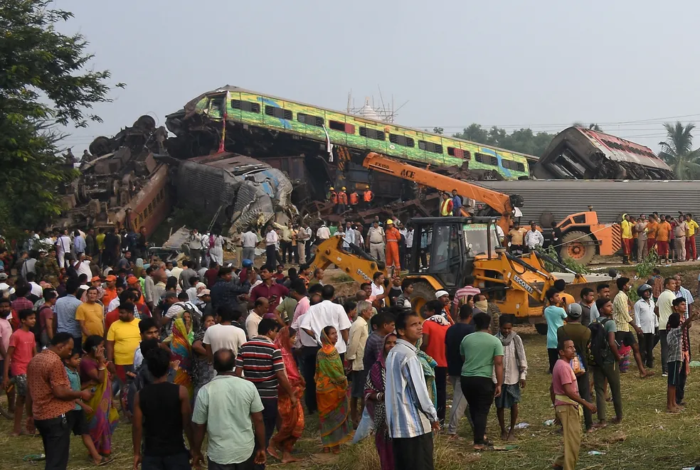 Sobe para 288 o número de mortos em descarrilamento de trem na Índia