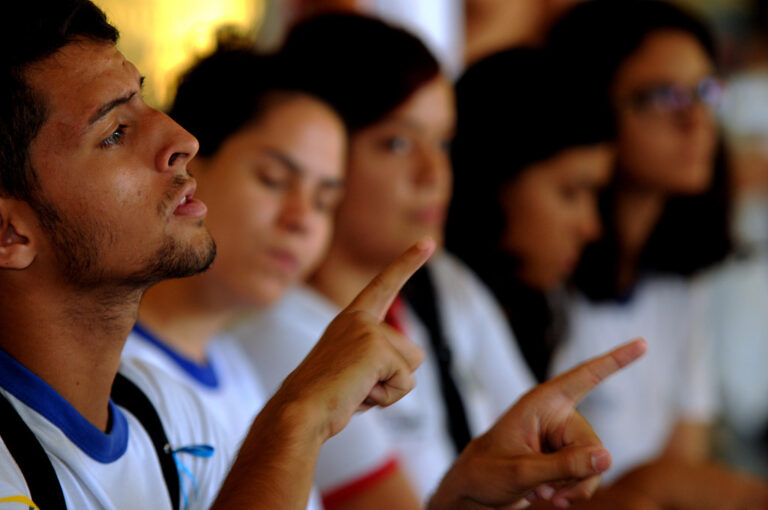 Glossário de Libras para Administração está aberto a contribuições