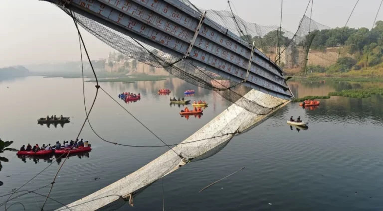 Parte de ponte suspensa desmorona na Índia durante construção