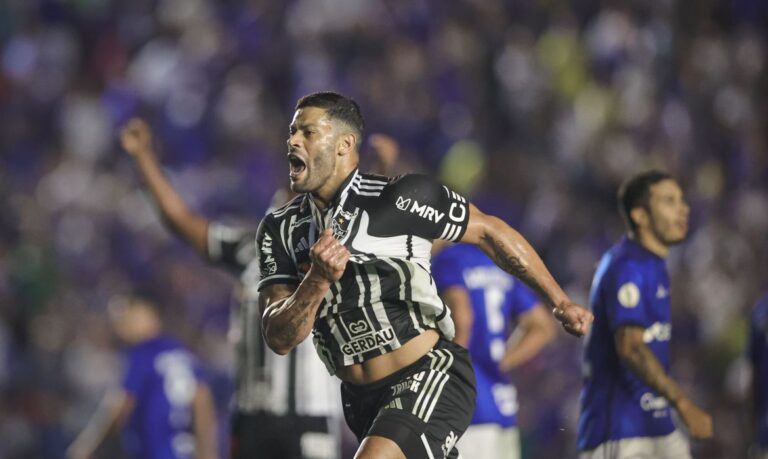 Hulk marca de falta e Atlético-MG vence clássico com Cruzeiro