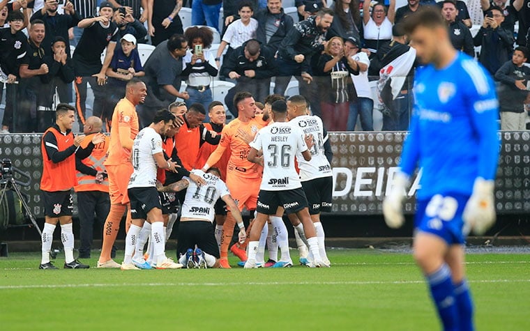 STJD pune cantos homofóbicos da torcida do Corinthians