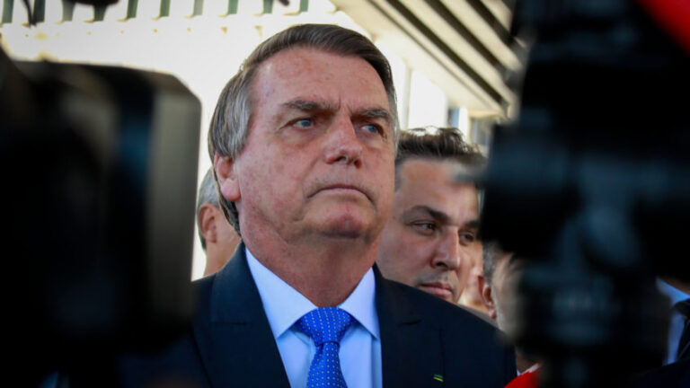 TSE suspende sessão com 3 votos a 1 pela inelegibilidade de Bolsonaro