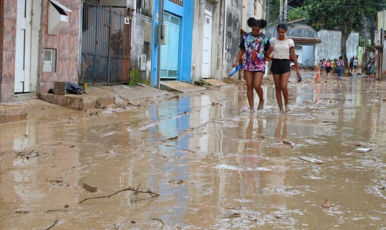 Chuva suspende aulas e deixa São Sebastião em estado de alerta