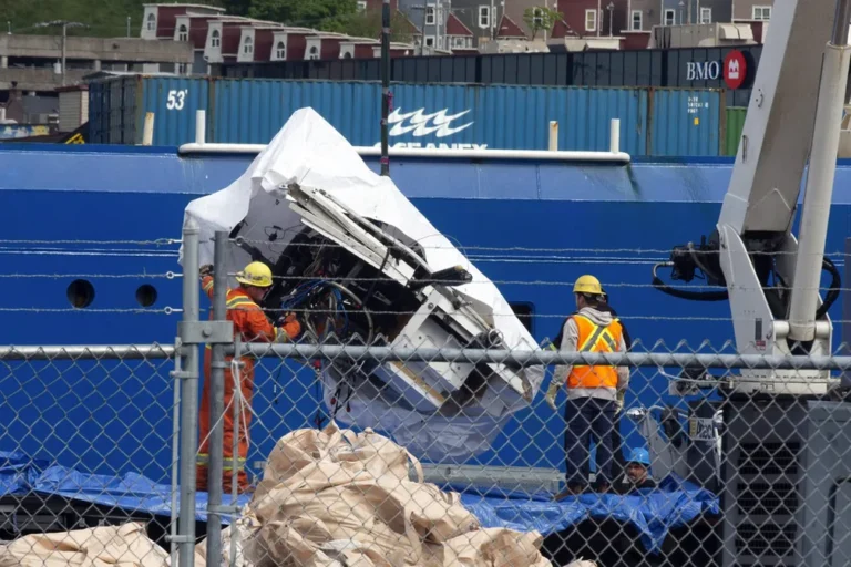 Fotos e Vídeos: Destroços do submersível Titan chegam a porto no Canadá