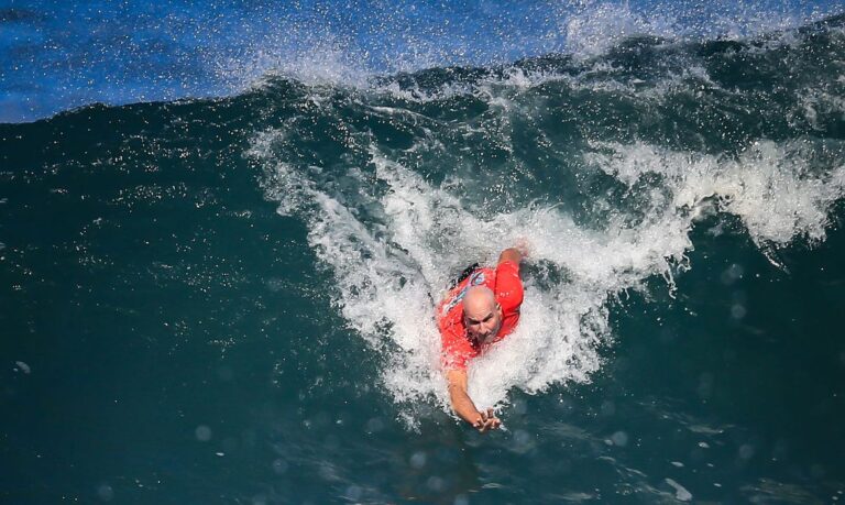 Surfe de peito, o esporte que faz do corpo uma prancha