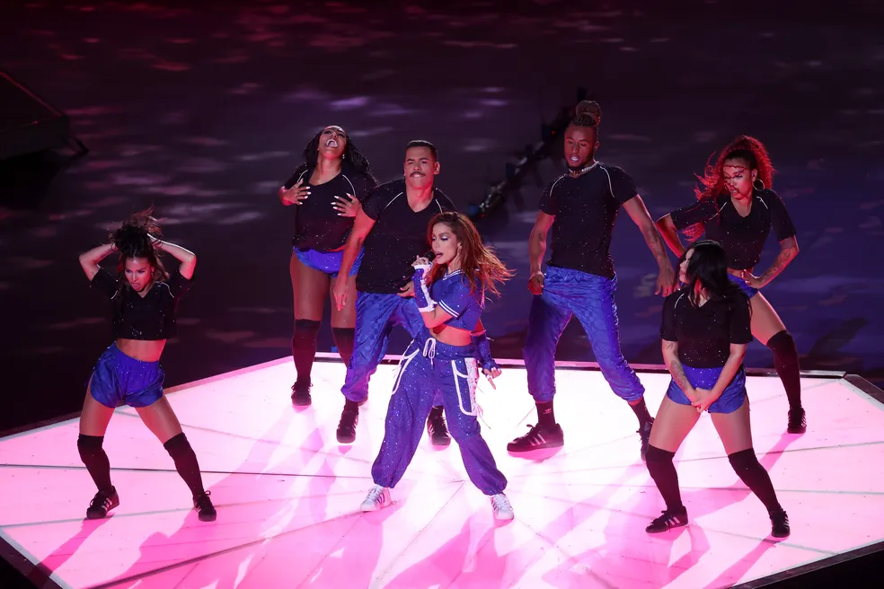 Anitta arrasa em show na final da Champions League e apresenta música nova