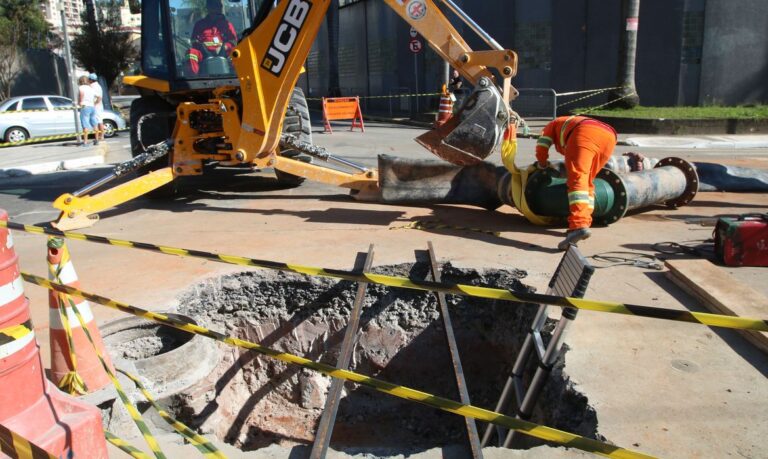 Obra do metrô faz solo ceder, e oito linhas de ônibus são desviadas