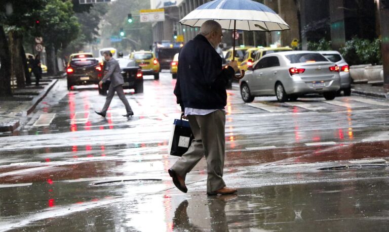 Frente fria muda tempo e provoca chuva no Rio