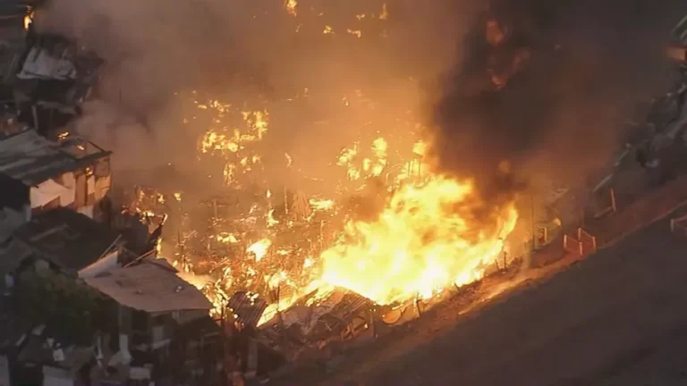 Incêndio atinge 30 casas em Osasco