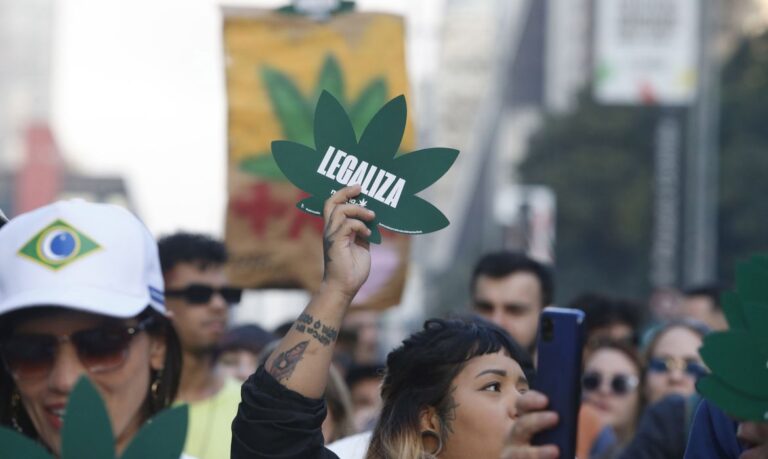 Marcha da Maconha em São Paulo defende não proibição às drogas