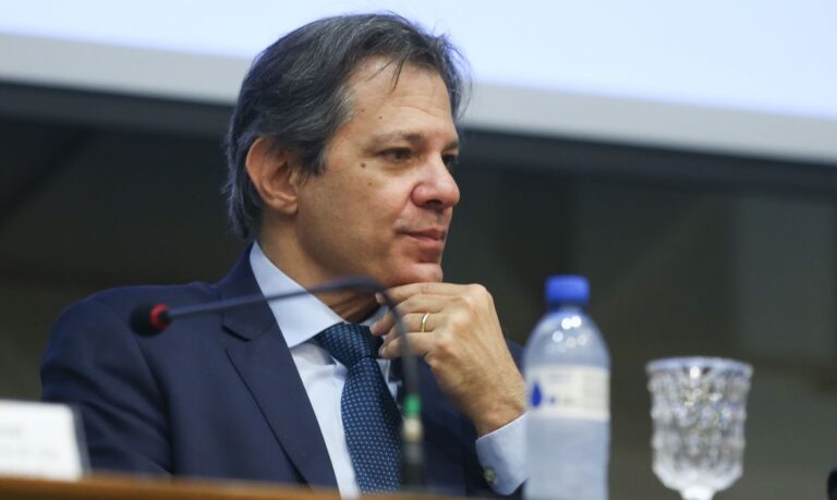 Copom contrata problemas ao não indicar queda dos juros, avalia Haddad