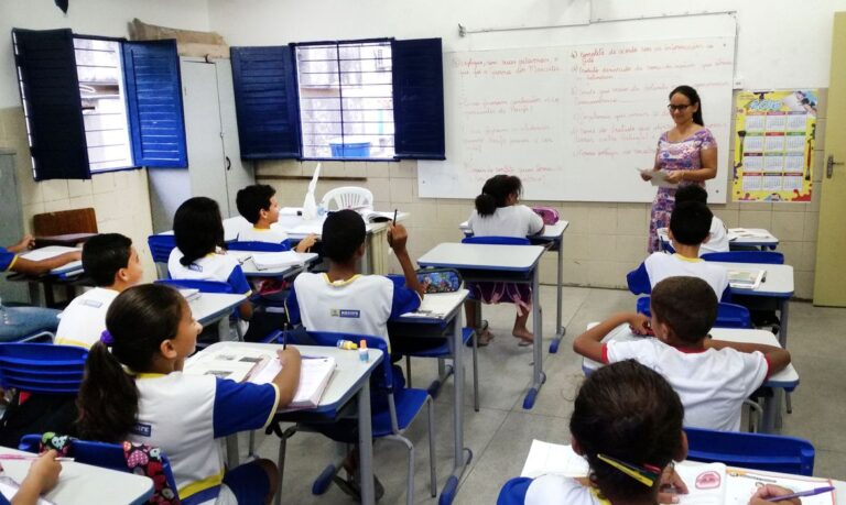 Só metade das escolas públicas têm projetos antirracistas, aponta ONG