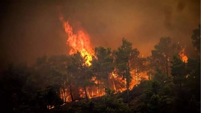 Incêndio em ilha grega força saída de centenas de pessoas de praias