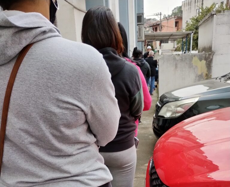 Descaso e demora no atendimento na UBS Parque Santo Antônio causam caos para pacientes em busca de exames