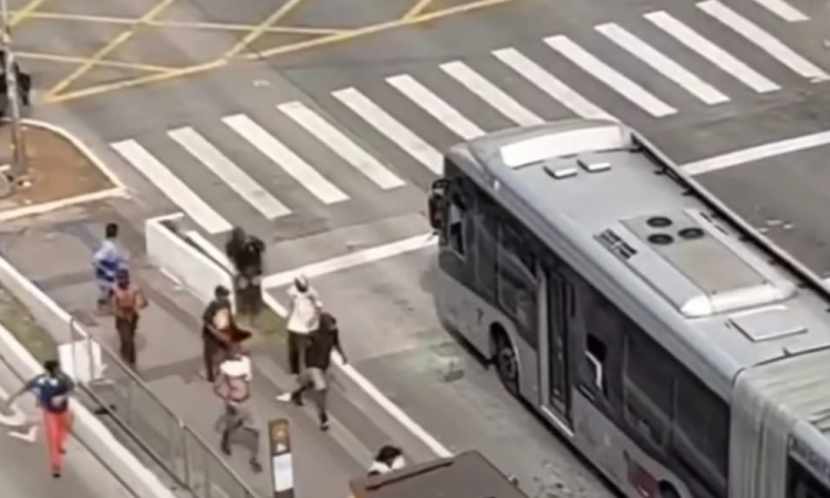 Usuários de drogas atacam ônibus no centro de São Paulo