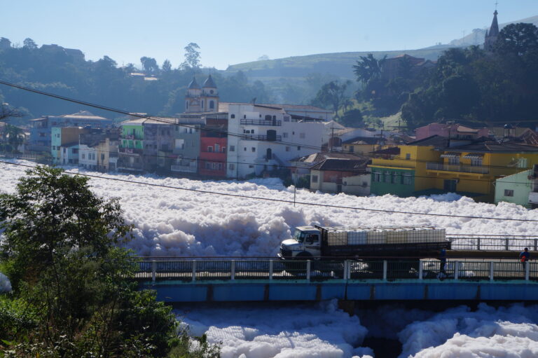 Poluição faz Rio Tietê formar espuma em cidades do interior