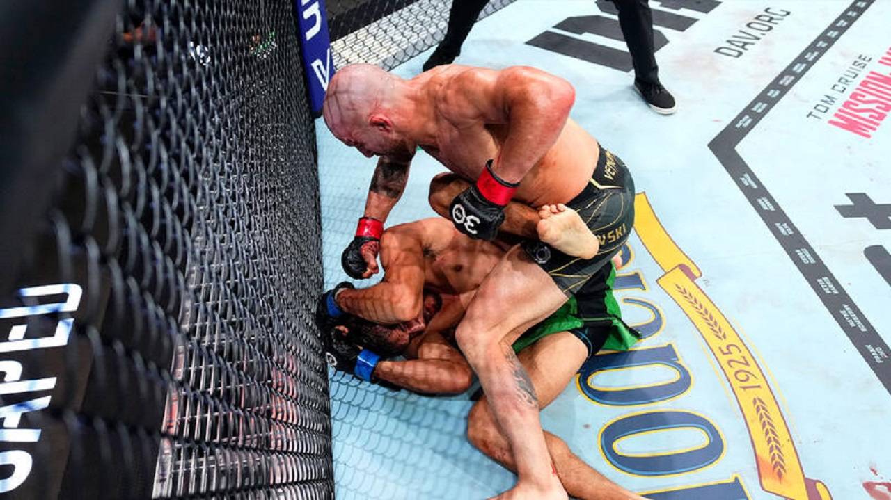 Alexander Volkanovski retém o título no UFC 290 ao vencer Yair Rodriguez por nocaute técnico