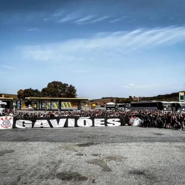 Acidente com ônibus de torcedores do Corinthians: ‘Comecei a gritar para todo mundo acordar e o ônibus já capotou’, diz sobrevivente