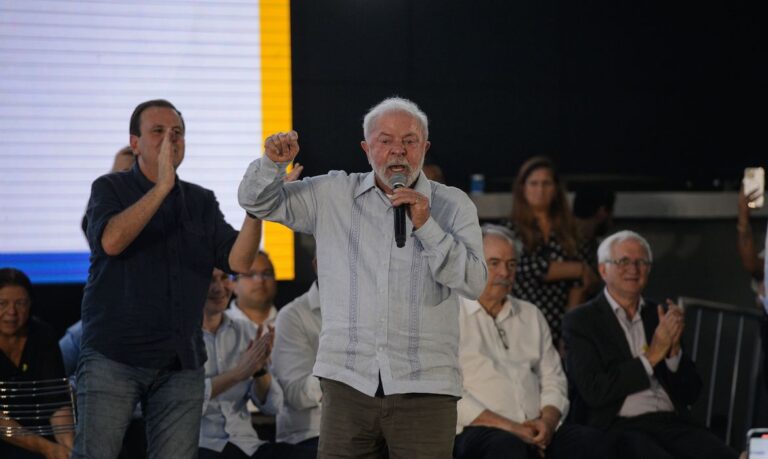 Em agenda no RJ, Lula critica operação que matou Thiago Flausino