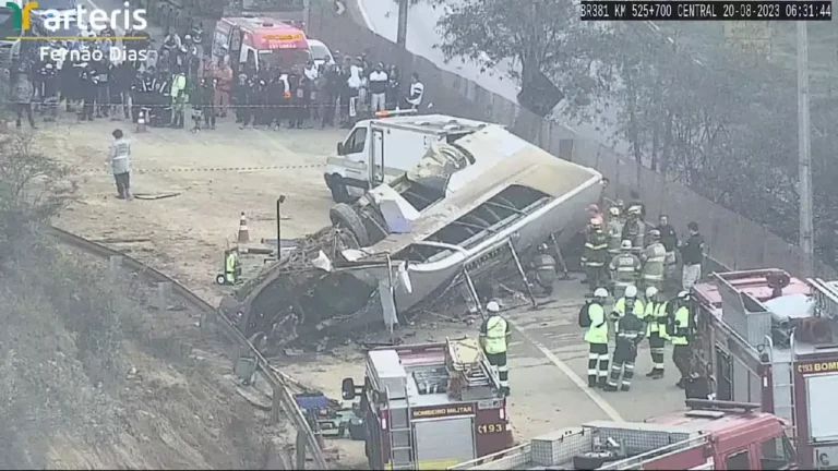 Ônibus com torcedores do Corinthians sofre acidente e deixa 7 mortos