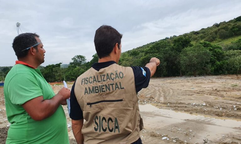 Polícia identifica responsável por despejo irregular no Rio Guandu