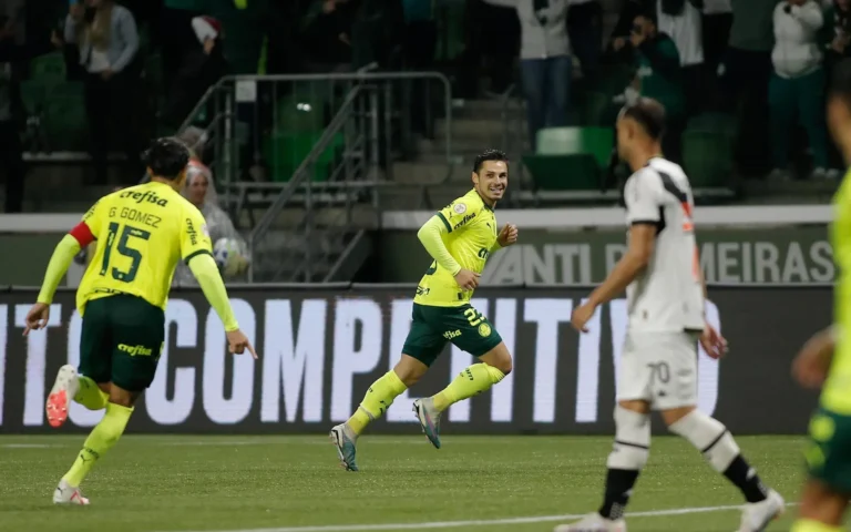 Veiga decide com golaço, e Palmeiras vence o Vasco pelo Brasileirão