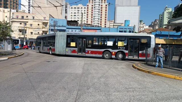 Protesto em SP contra sindicato de motoristas de ônibus bloqueia Terminal Parque Dom Pedro e afeta circulação de 51 linhas