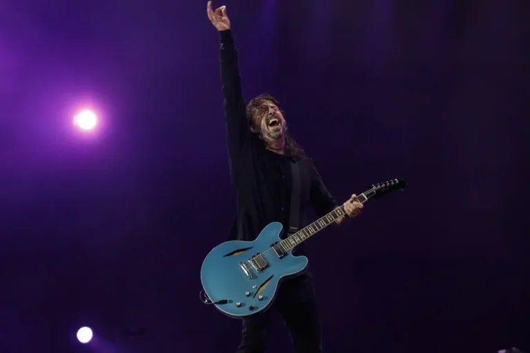 VÍDEO: Dave Grohl faz homenagem a Taylor Hawkins no The Town ao tocar a música favorita do baterista, morto em 2022