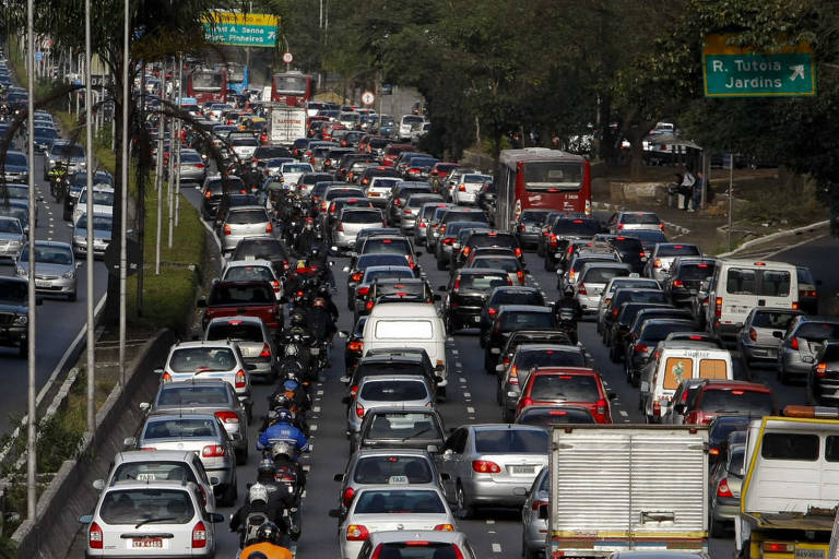 São Paulo Enfrenta Mais de 1.000 km de Congestionamento na Saída para o Feriado