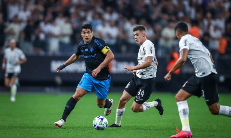 Corinthians e Grêmio empatam em jogo com oito gols