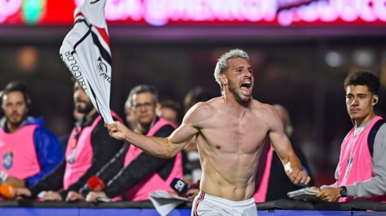 Calleri faz dois, e São Paulo vence o Corinthians de virada em clássico