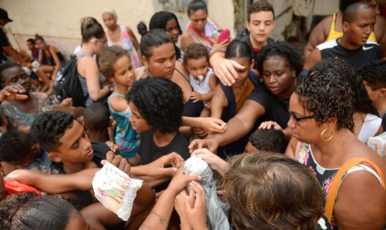 Cariocas festejam São Cosme e São Damião com distribuição de doces