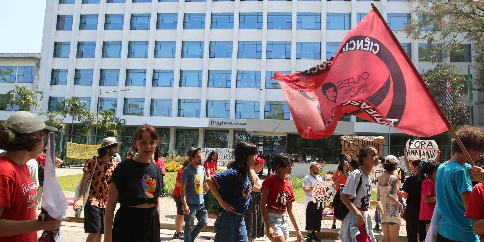 Em greve, estudantes da USP pedem mais professores e aumento de bolsa