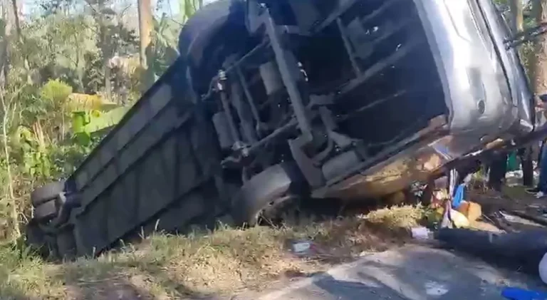 Capotamento de ônibus deixa feridos em São Paulo