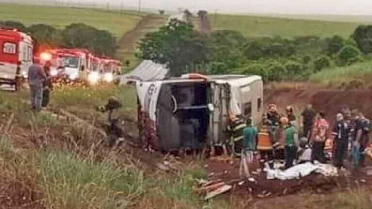 Capotamento de ônibus deixa 12 mortos em rodovia paulista